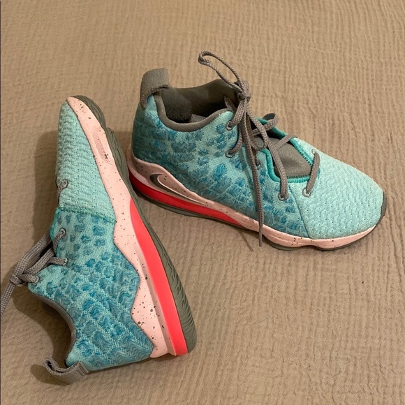 Nike Kids Aqua and Gray Sneakers. Size 3Y. ( Eu 35 ) New - Picture 7 of 10